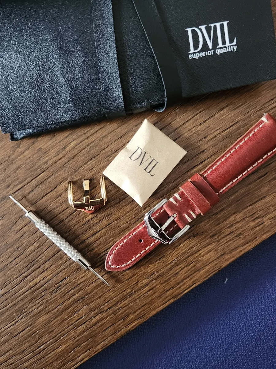 DVIL strap presentation kit DVIL presentation kit with brass buckle, spring-bar tool and leather travel roll